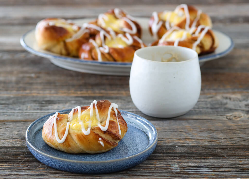 Kanelknuter med vaniljekrem