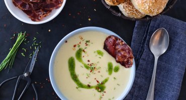 Image: KREMET POTETSUPPE MED COPPASKINKE & GRESSLØKOLJE