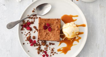 Image: SJOKOLADEKAKE MED SALT KARAMELLSAUS