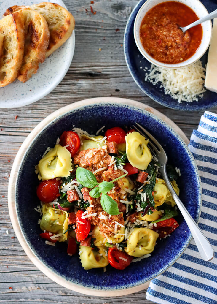 Tortellini med chorizo og paprikapesto