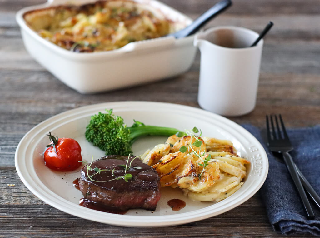 Biff med rødvinsaus og potetgrateng