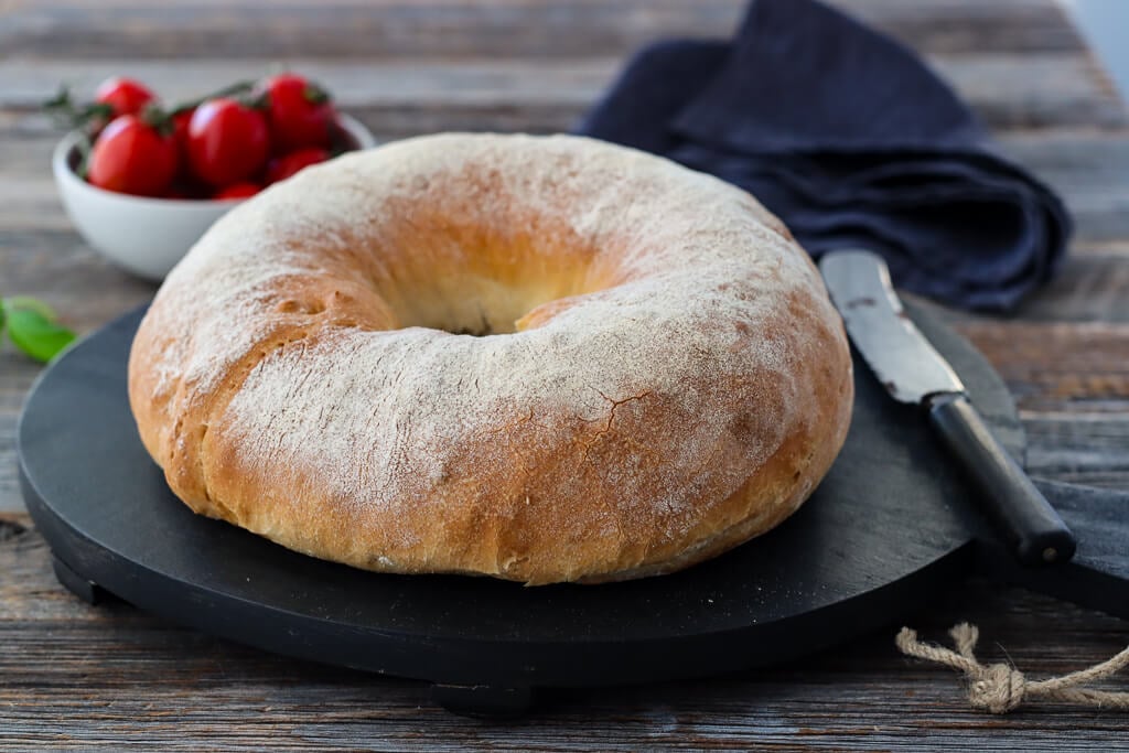 Fylt brød med oliven, tomat og mozzarella