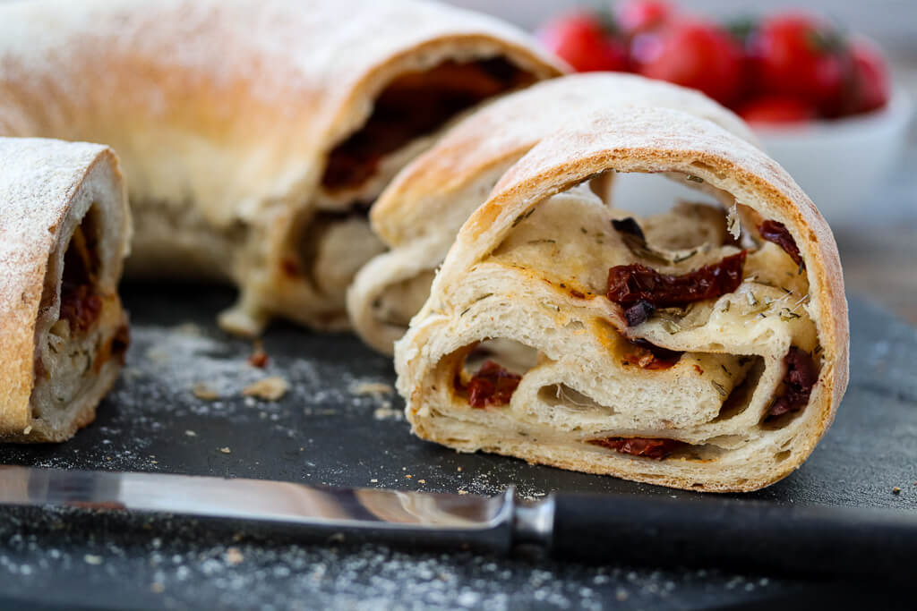 Fylt brød med oliven, tomat og mozzarella