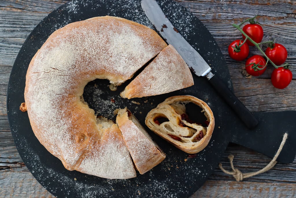 Fylt brød med oliven, tomat og mozzarella