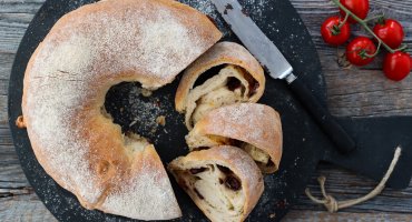 Image: FYLT BRØD MED TOMAT, OLIVEN OG OST