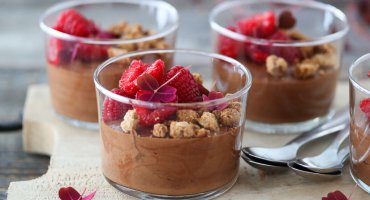 Image: SJOKOLADEMOUSSE MED BRINGEBÆR OG KARAMELLISERT HVIT SJOKOLADE