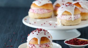 Image: FASTELAVNSBOLLER MED BRINGEBÆRKREM OG MELISGLASUR