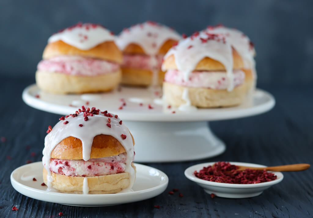 Fastelavnsboller med bringebærkrem