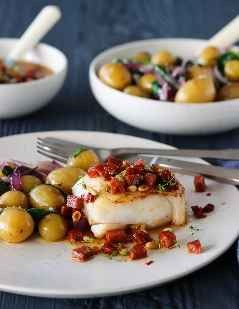 TORSK MED CHILISALAMI OG LUN POTETSALAT