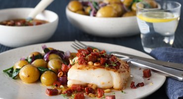 Image: TORSK MED CHILISALAMI OG LUN POTETSALAT