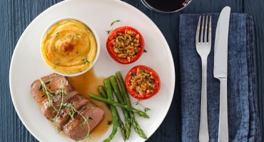 Image: LAMMEFILET MED TIMIANSJY, BAKTE TOMATER OG GRATINERT POTETMOS