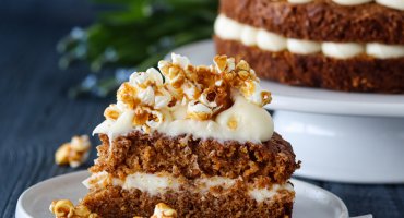 Image: GULROTKAKE MED OSTEKREM OG KARAMELLPOPKORN