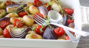 Image: OVNSBAKT POTETSALAT MED LØK OG TOMAT