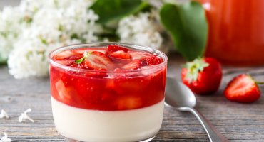 Image: PANNA COTTA MED RABARBRASUPPE OG JORDBÆR