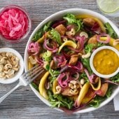 Image: ASIATISK KYLLINGSALAT MED MANGO, INGEFÆR OG KARRIDRESSING