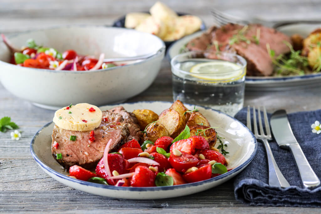 YTREFILET MED CHILISMØR OG JORDBÆR- OG TOMATSALAT