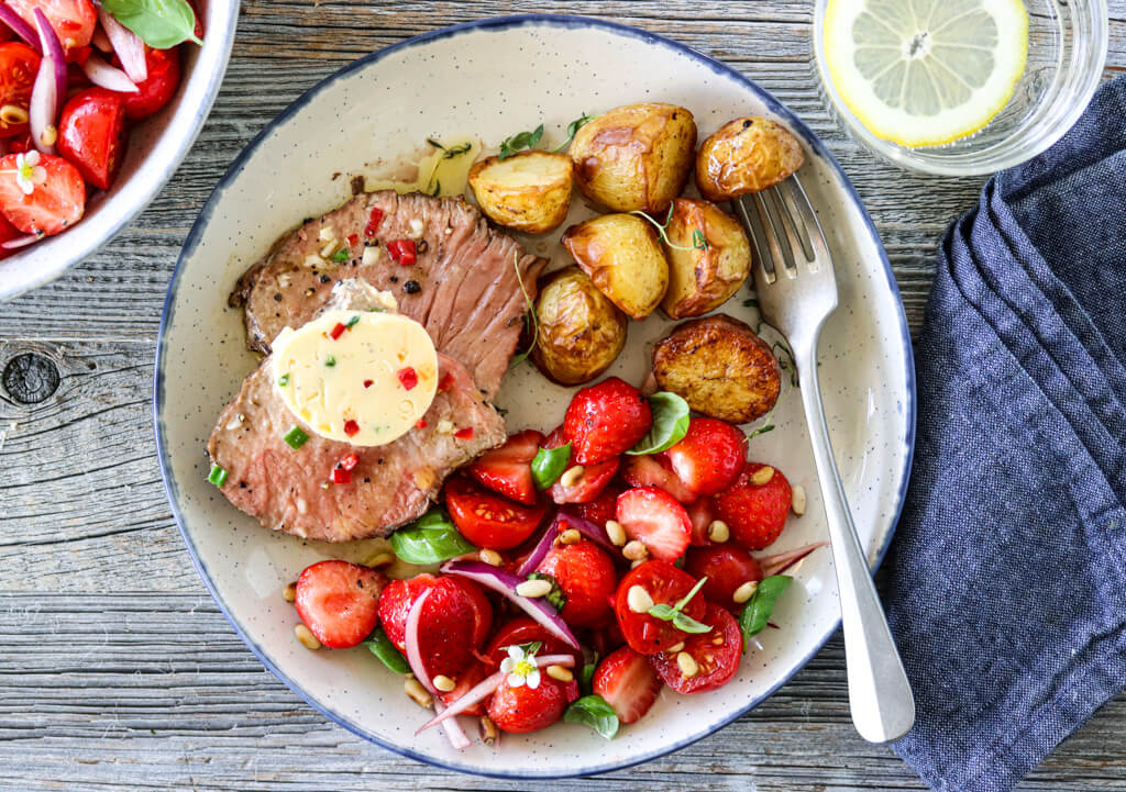 YTREFILET MED CHILISMØR OG JORDBÆR- OG TOMATSALAT