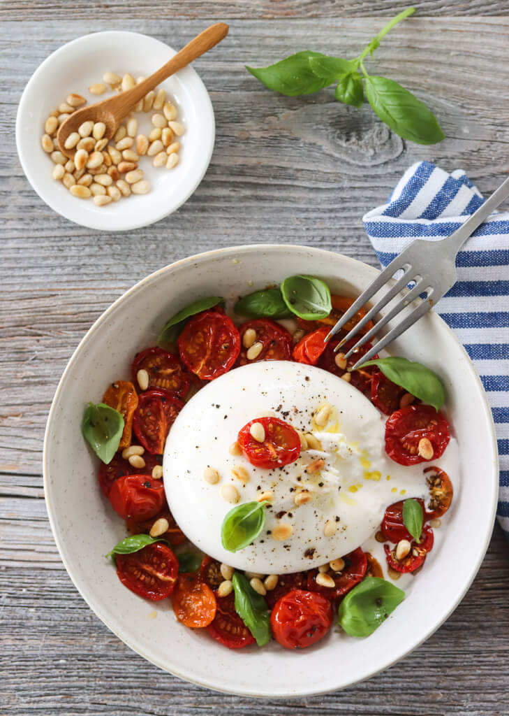 KONFITERTE TOMATER OG BURRATA