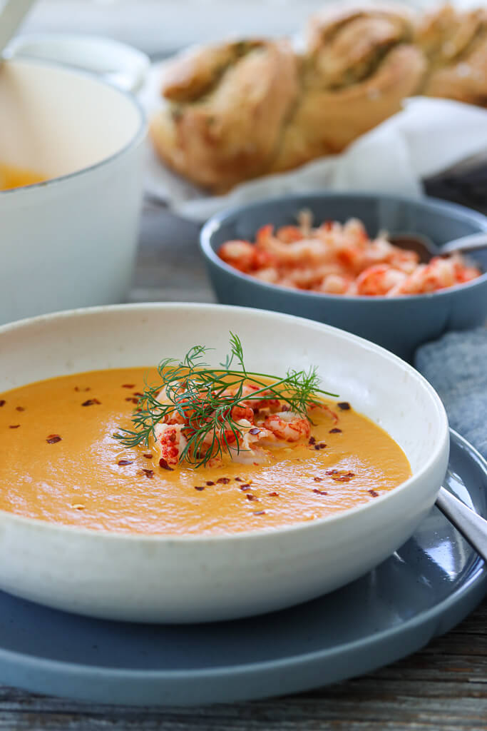 KREMET SKALLDYRSUPPE MED KREPSEHALER