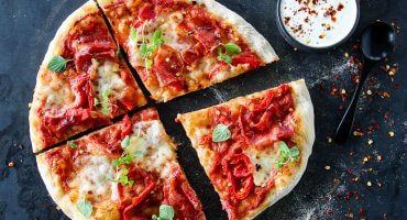 Image: PIZZA MED TOMAT, CHILISALAMI OG PAPRIKA