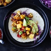 Image: BLOMKÅLTACO MED KIKERTER OG MANGOSALAT