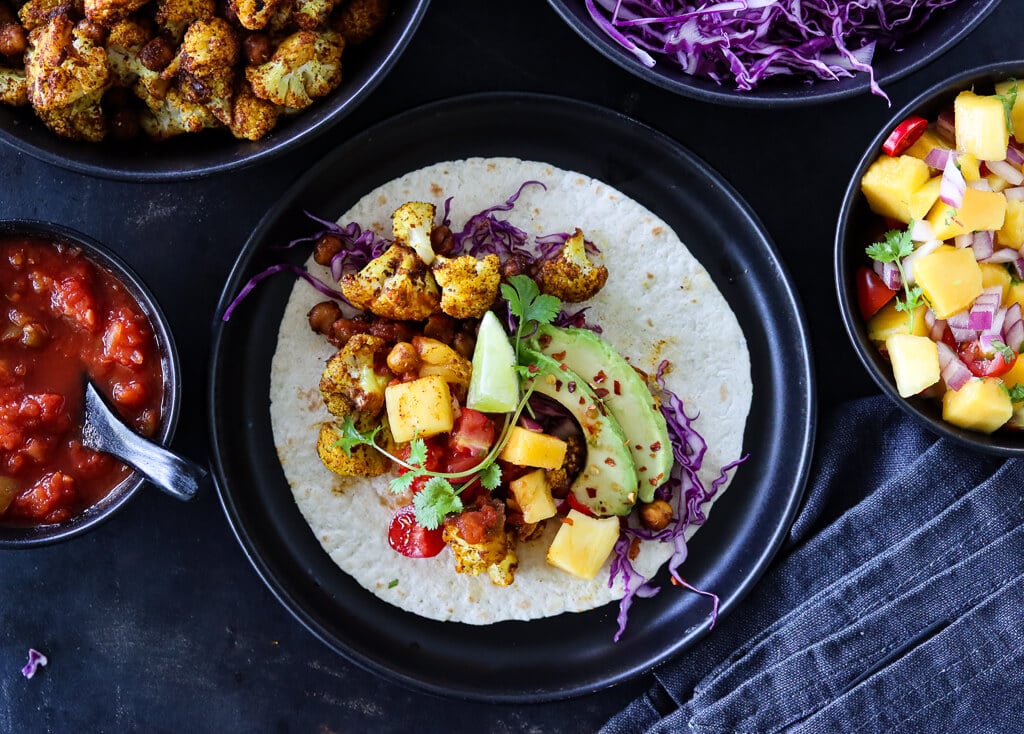 Blomkåltaco med kikerter og mangosalat