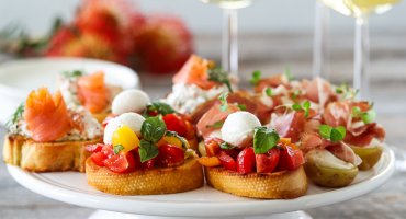 Image: CROSTINI MED LAKS OG TOMAT + FYLTE POTETER MED COPPA