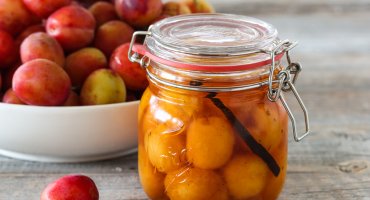 Image: HERMETISERTE PLOMMER MED VANILJE