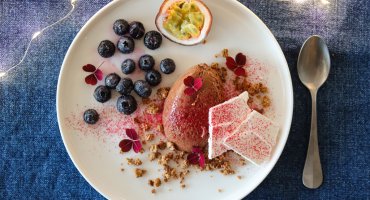 Image: SJOKOLADEMOUSSE MED BLÅBÆR OG MARENGS