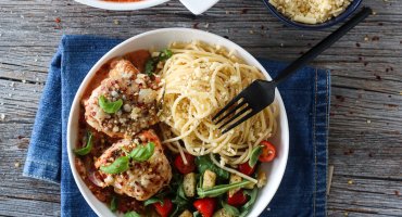 Image: GRATINERT KYLLING MED TOMAT- OG BASILIKUMSAUS