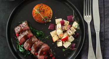 Image: REINSDYRFILET MED RØDVINSAUS, FONDANTPOTETER, SELLERIROT OG EPLE