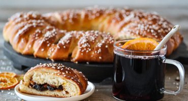 Image: ADVENTSKRANS MED KRYDRET FYLL