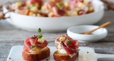 Image: CROSTINI MED SPEKESKINKE, EPLE OG PEPPERROTKREM