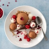 Image: DESSERTTALLERKEN MED SJOKOLADEMOUSSE, BROWNIE OG BRINGEBÆR