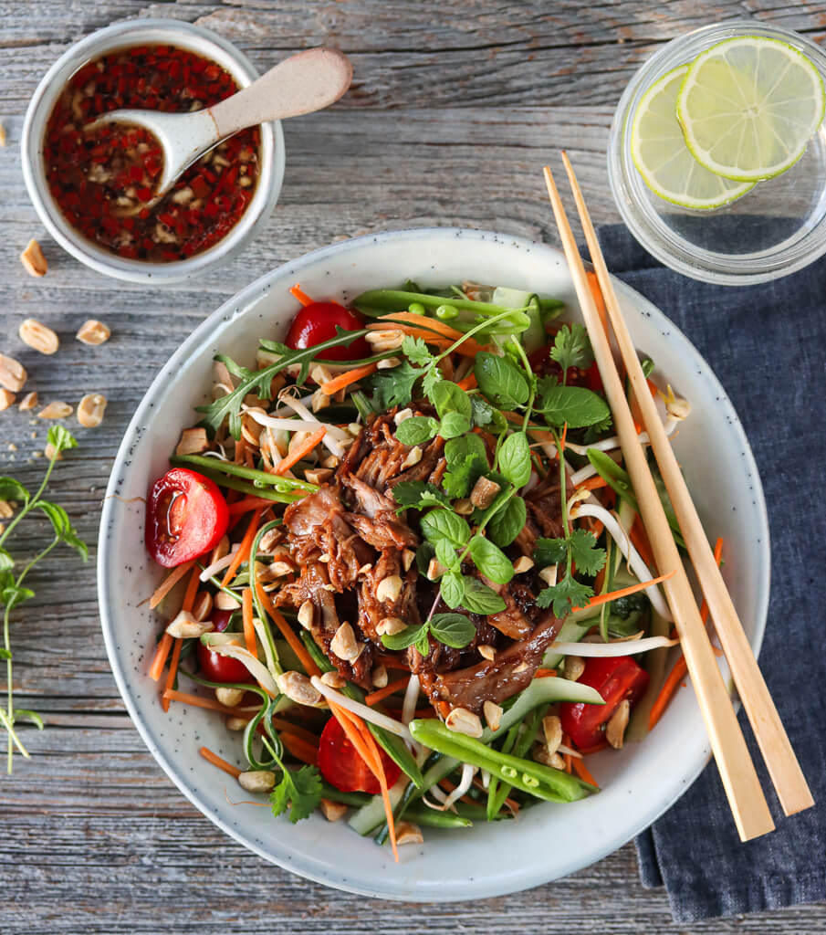 Fargerik salat med andeconfit