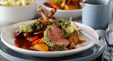 Image: LAMMECARRE MED URTELOKK, RØDVINSAUS OG OVNSBAKTE ROTGRØNNSAKER