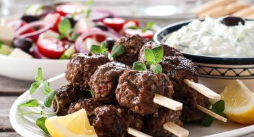 Image: GRESKE KJØTTBOLLER MED TZATZIKI OG TOMATSALAT