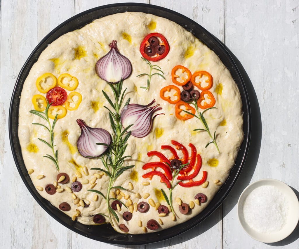 Focaccia med blomsterdekor