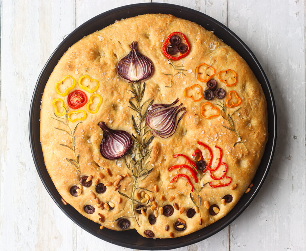 Focaccia med blomsterdekor