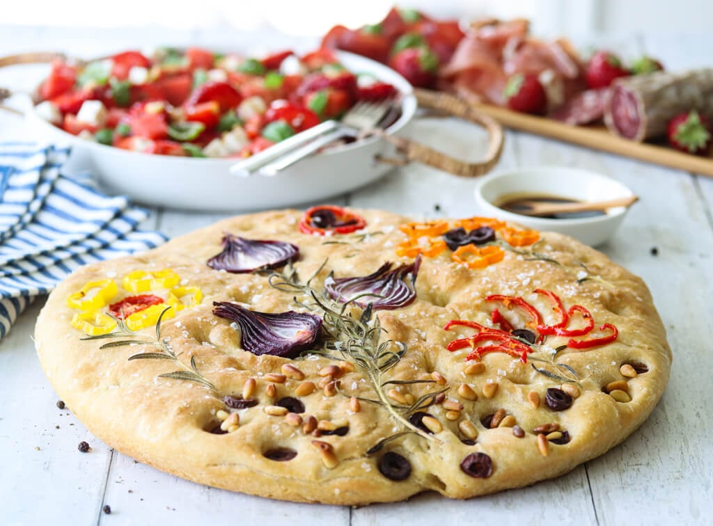 Focaccia med blomsterdekor