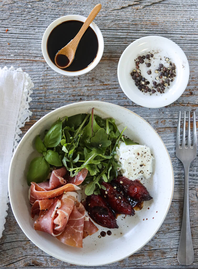 Parmaskinke og balsamicoglaserte plommer