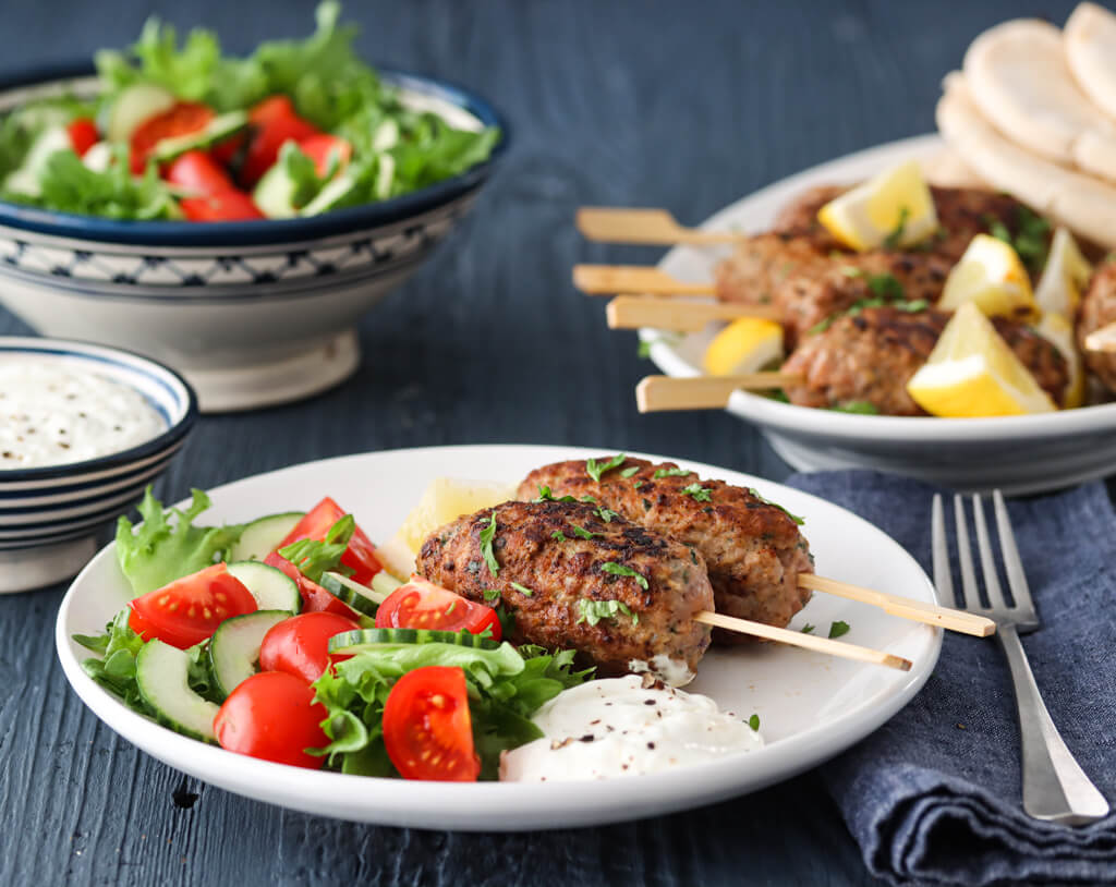 Lammekebab med yoghurtdressing og pita