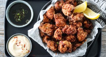 Image: KYLLING KARAAGE MED TO DIPSAUSER