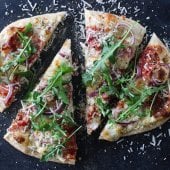 Image: HVIT PIZZA MED ITALIENSK SALAMI OG RØDLØK