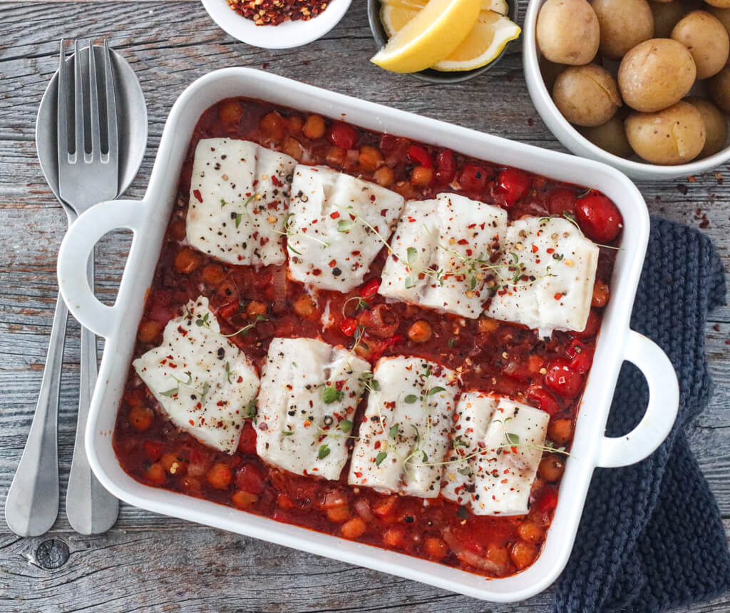 OVNSBAKT TORSK MED CHORIZO, KIKERTER OG TOMAT