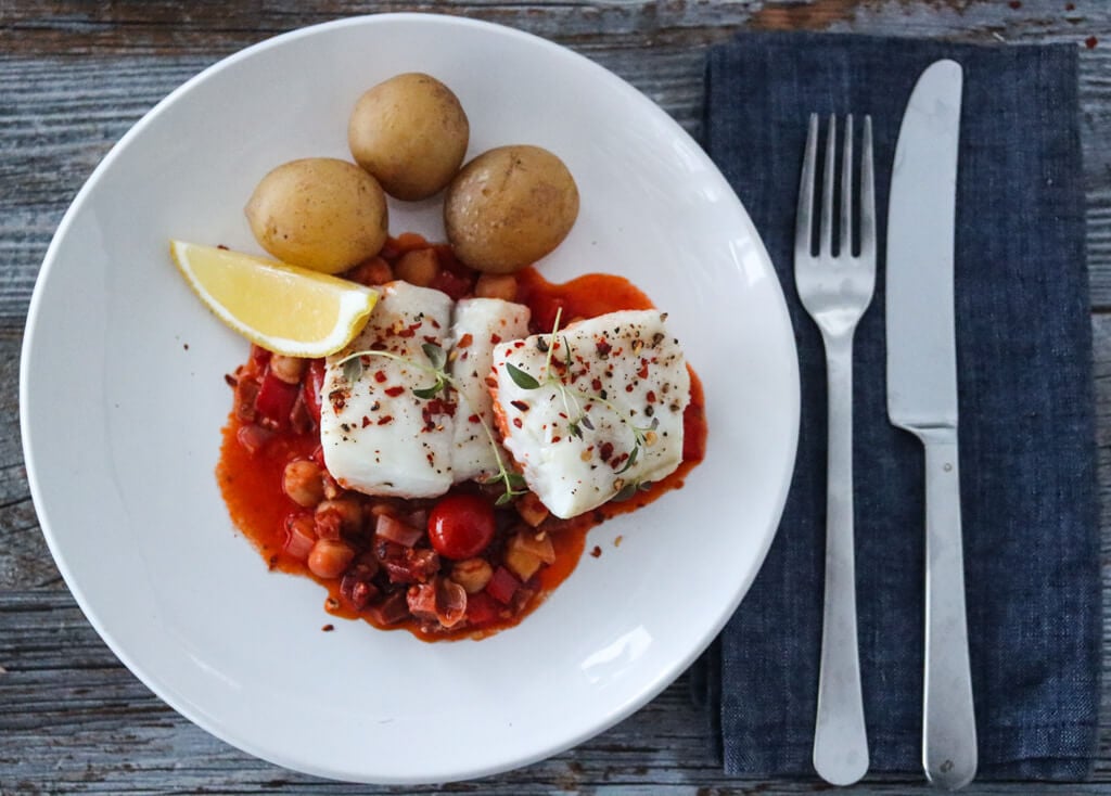 OVNSBAKT TORSK MED CHORIZO, KIKERTER OG TOMAT