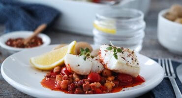 Image: OVNSBAKT TORSK MED CHORIZO, KIKERTER OG TOMAT