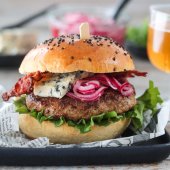 Image: HJORTEBURGER MED BRIOCHE, BACON, SYLTET RØDLØK OG BLÅMUGGOST