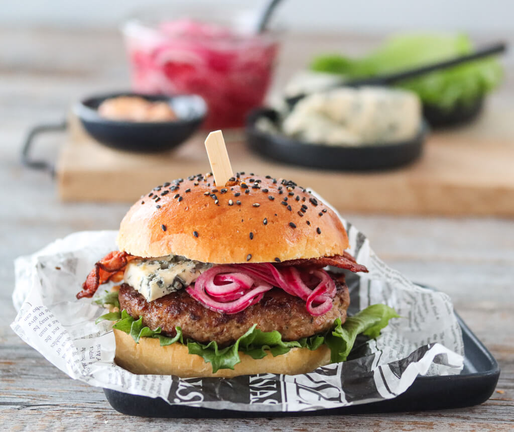 Hjorteburger med brioche, bacon og syltet rødløk