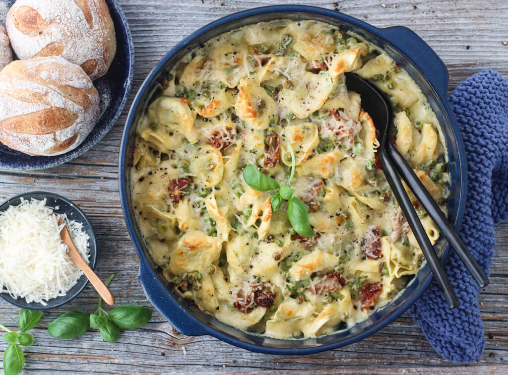 Gratinert tortellini med grønne erter og soltørket tomat